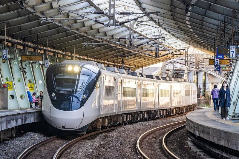 圖三、台鐵與成大研究基金會合作，耗時近兩年完成「自強號」、「莒光號」和「區間車」的碳足跡盤查