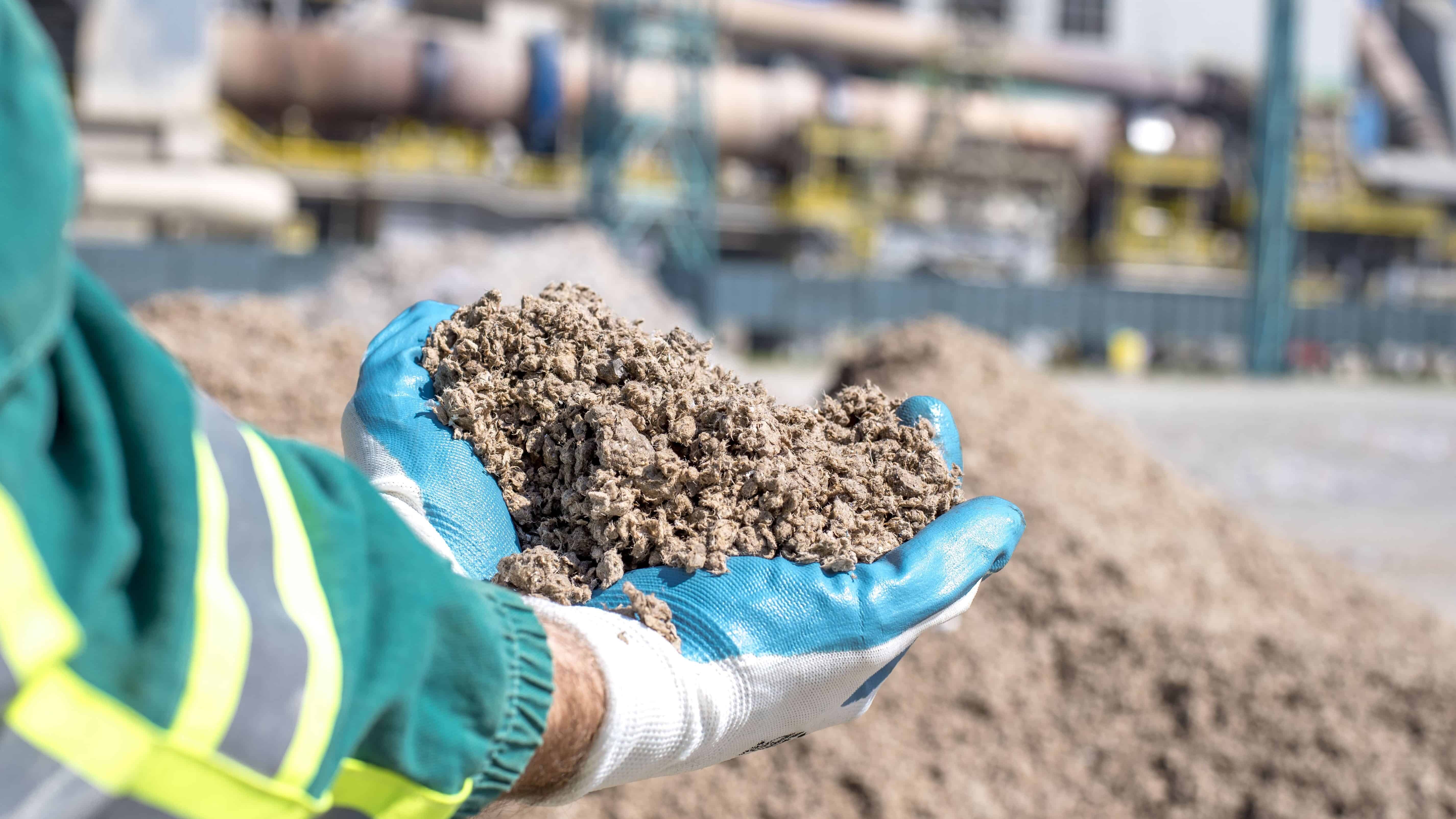 面對越南與印尼低價水泥入侵、碳費與電價推升營運成本，國內水泥業轉型刻不容緩