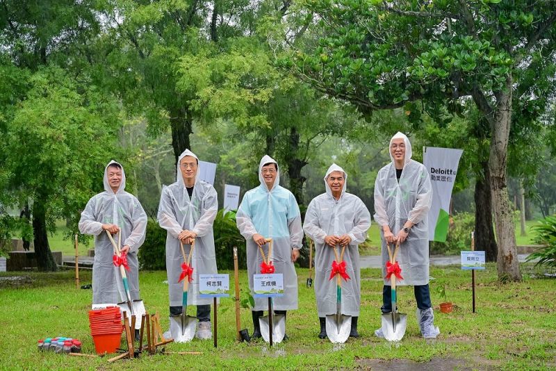 圖四、(左起)勤業眾信永續長姚勝雄、勤業眾信總裁柯志賢、國家公園署署長王成機、國家自然公園管理處處長張登文與勤業眾信市場發展營運長龔則立